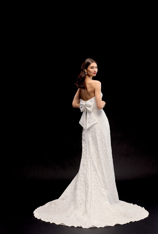 فستان زفاف مكشوف الظهر من دار جاستين ألكساندر