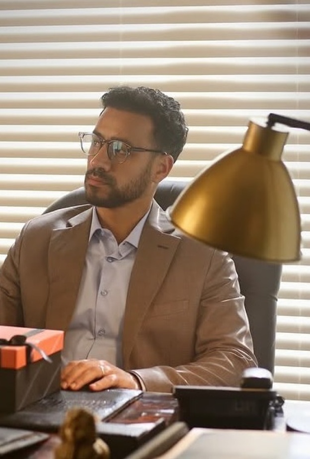 أعمال مشبوهة وصراع نفسي يتحكم في أحمد داوود بـ الحلقة الأولى من "الشرنقة" رمضان 2025