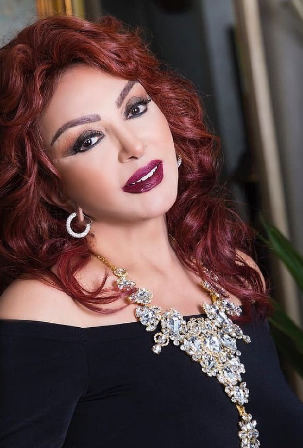 المنتج السعودي خالد الراجح يُقدم للنجمة نبيلة عبيد عقد ألماس