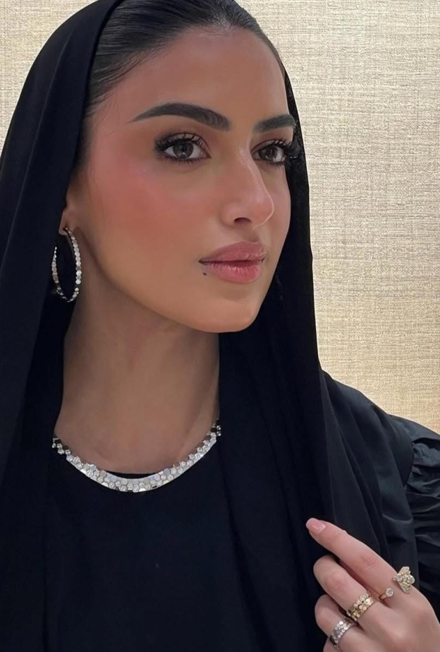 يارا النملة بمجوهرات شوميه