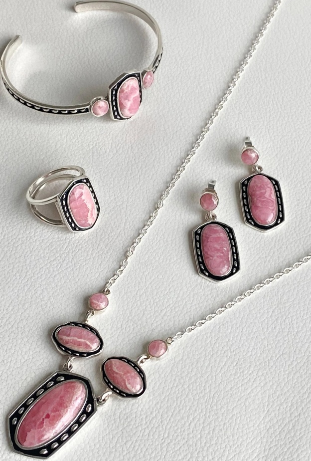 يتمتع الرودونيت الوردي بجاذبية كبيرة في المجوهرات الصورة من Barse Jewelry
