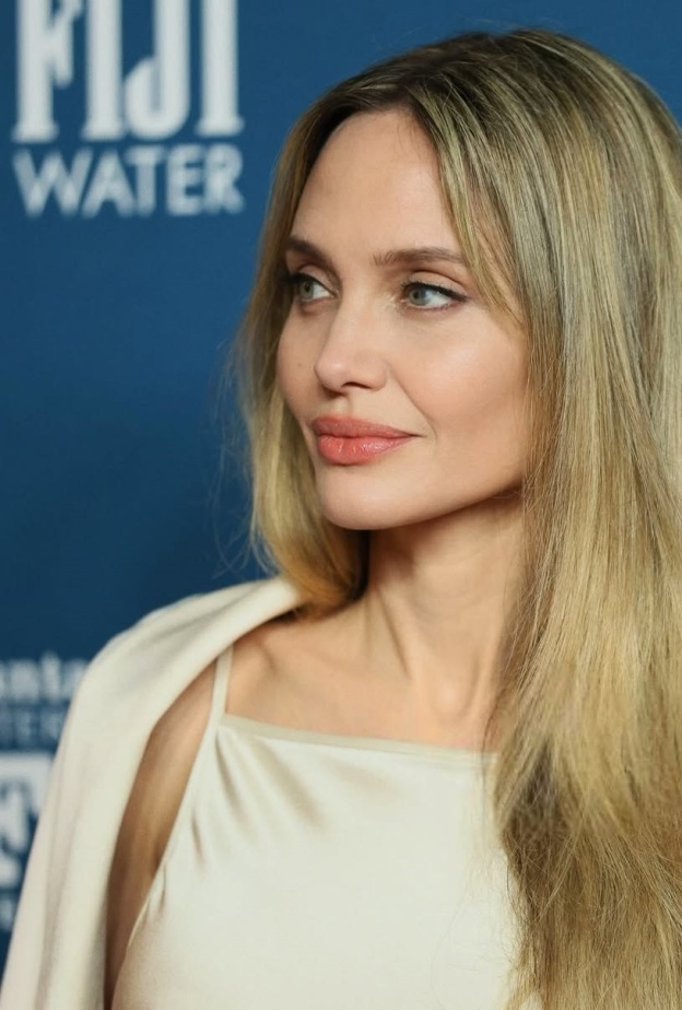 أنجلينا جولي تحاكي جيل الشباب بصيحات جمالية متميّزة