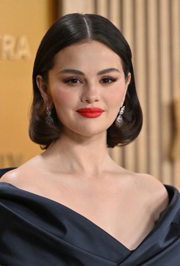 إطلالة Selena Gomez برسمات المكياج البني الفاتح