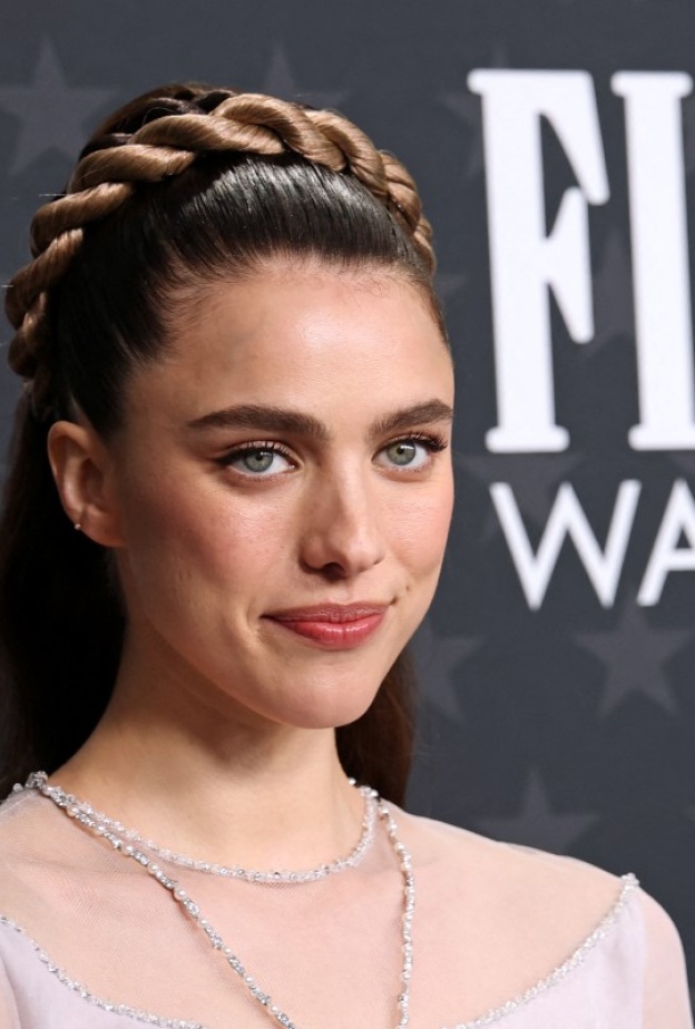 اطلالة Margaret Qualley بتسريحات شعر الضفائر العريضة