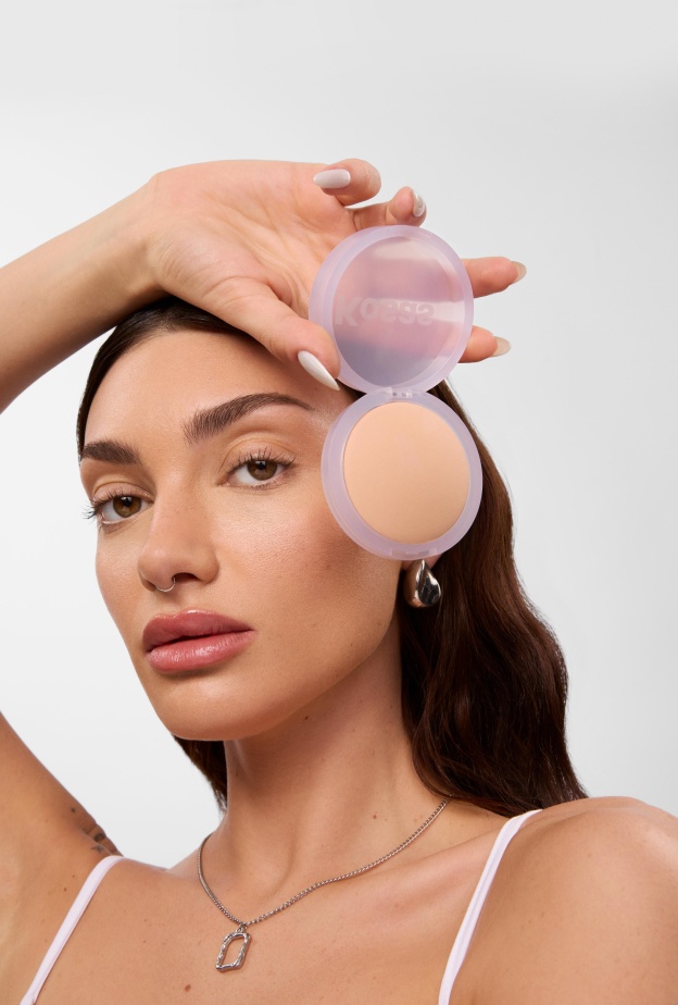 بودرة كلاود سيت برايتنينج علامة كوساسك