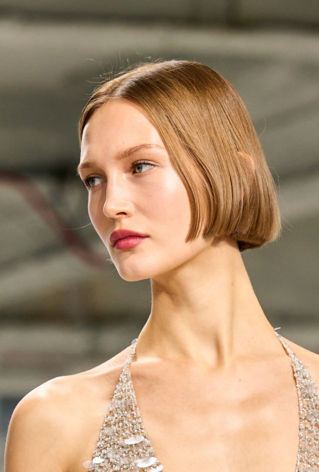 تسريحات الشعر الكاريه مع الخصل القصيرة من دار Carolina Herrera