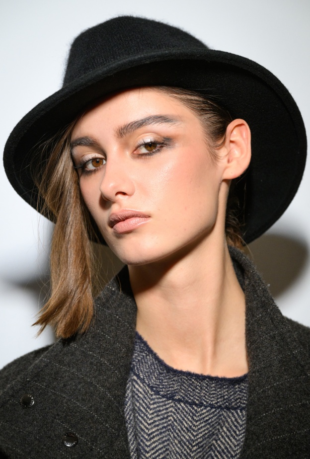 رسمات المكياج المرجاني الفاتح من دار Giorgio Armani