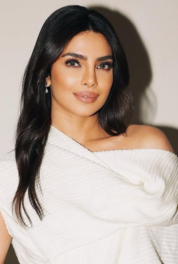 مكياج أسود مات بأسلوب Priyanka Chopra- الصورة من حسابها على انستغرام