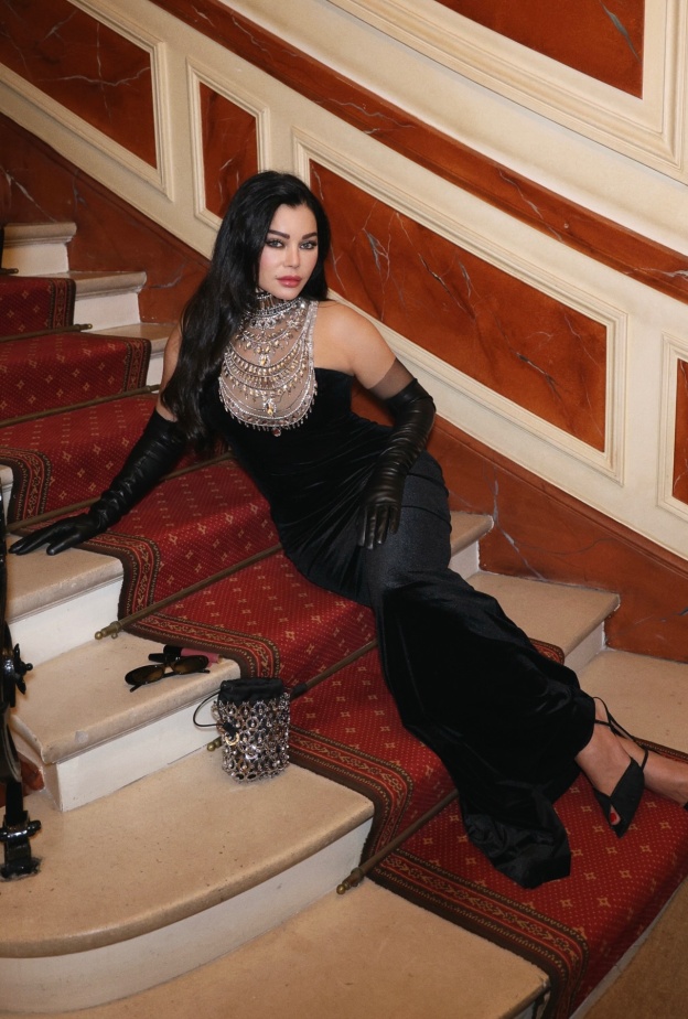 أفكار لتنسيق المجوهرات الأخاذة على خُطى هيفاء وهبي