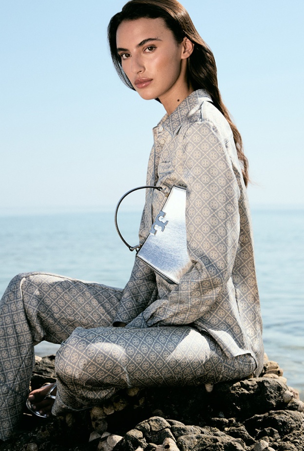 إطلالة من مجموعة Tory Burch الخاصة لرمضان 2025
