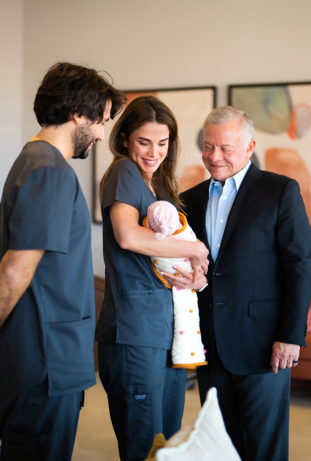 الملكة رانيا تستقبل حفيدتها