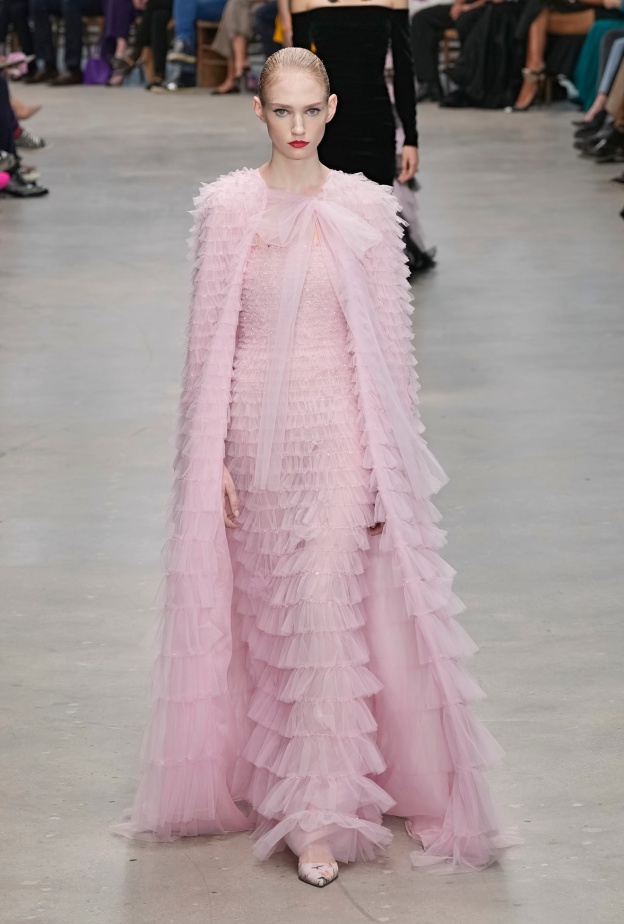 رومانسية وأناقة في فستان مع كاب من Carolina Herrera