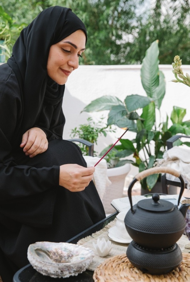 دانة الرحبي، كاتبة، ومعالجة بالصوت معتمدة، ومدربة سلام داخلي