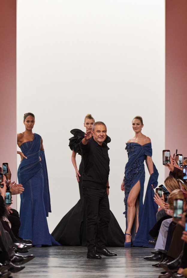 فيديو: لقاء حصري وخاص بـ"هي".. هذا ما قاله ايلي صعب عن نجاحه والمجموعة الأخيرة انعكاس للأمل