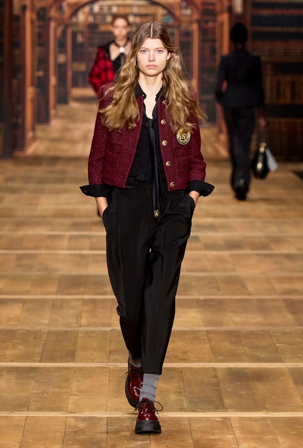 أناقة اللون البرغندي في جاكيت رسمي من Elisabetta Franchi