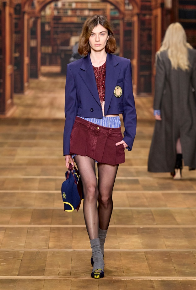 تنورة قصيرة لإطلالة رسمية من Elisabetta Franchi