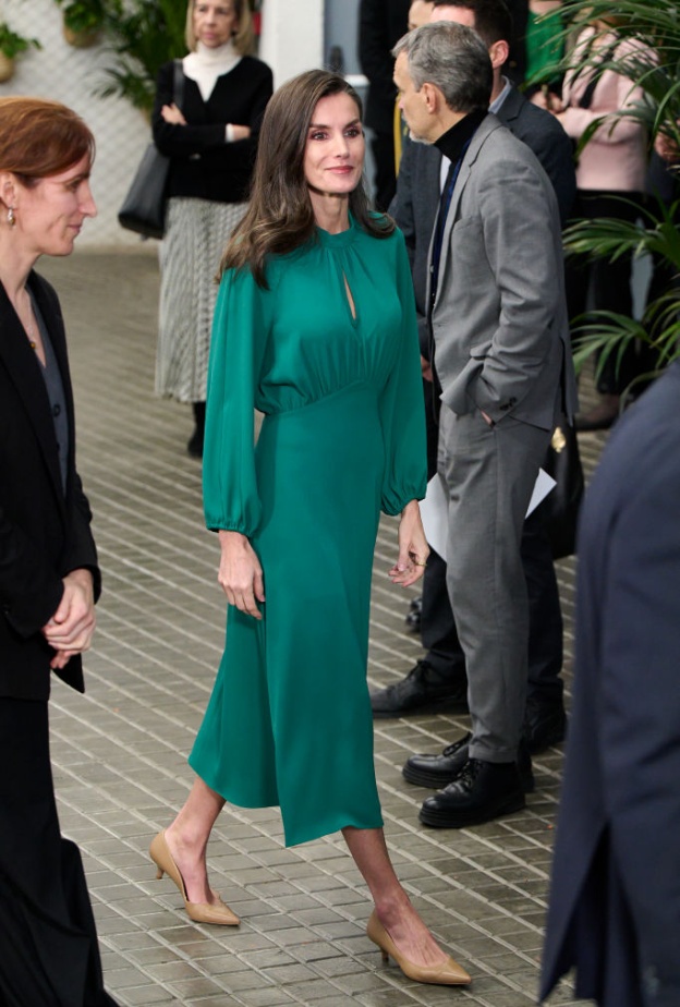 الملكة ليتيزيا تعيد إحياء سحر هوليوود بفستان معاد تدويره