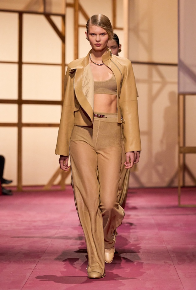 Hermès تدخل عالم الأزياء الراقية