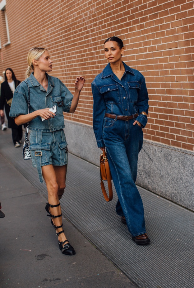 إطلالة بقماش الدنيم من Street style