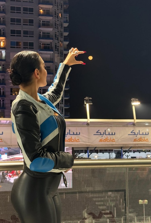 تنسيقات رياضية تُفضّلها جورجينا رودريغيز وأحدثها إطلالتها في بطولة الفورمولا بجدّة