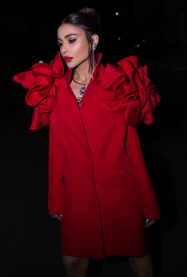 إطلالات نجمات الموضة بأزياء السهرة بلمسة الورود البارزة