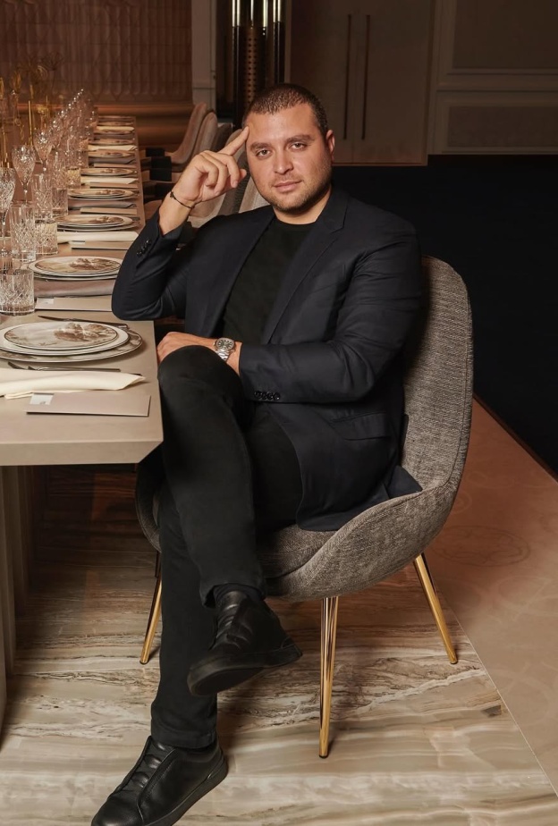 فيديو لقاء خاص بـ"هي" مع إيلي صعب جونيور: النجاح مستمر ورؤيتنا الجديدة في طور النمو