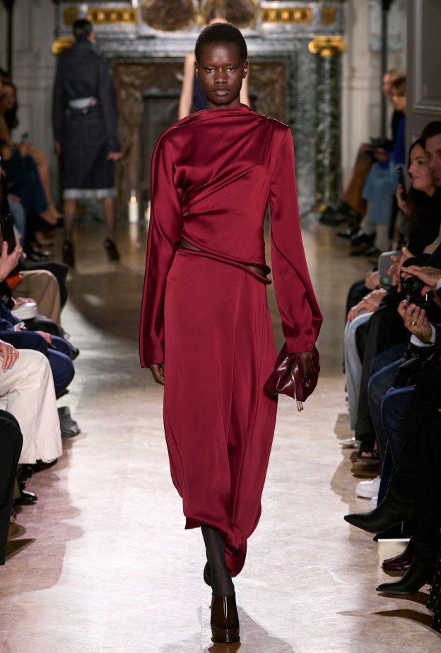 إطلالة من Victoria Beckham