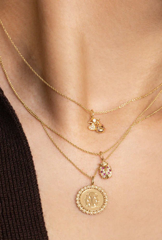 بموديلات سلاسل ذهب قصيرة بأسلوب التكديس الصورة من Sydney Evan