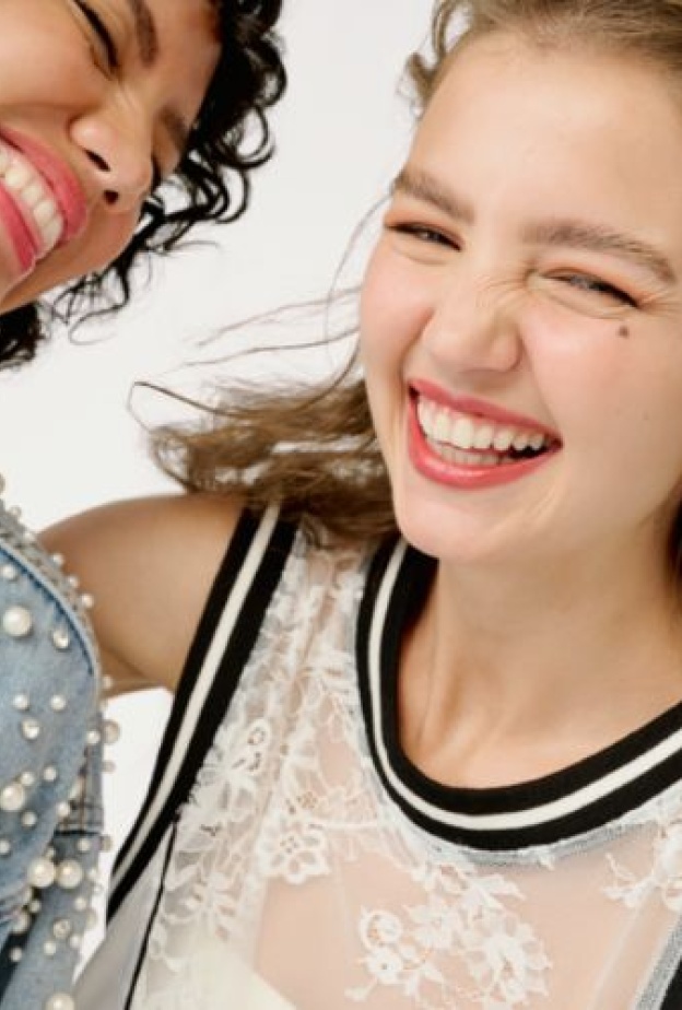 لمسة من الرومانسية، المرح، والإشراقة..هذا ما نطمح إليه في مكياج عيد الحب وشهر الحب ايضا. هذا الاحتفال ليس فقط بروابط الحب بين الشريكين، انما يطال الأصدقاء والعائلة. وسواء كنت تخططين لقضاء العيد مع صديقاتك أو شريك حياتك، اخترنا لك مظهر مكياج غلانتاين من بنفت كوزمتيكس  Benefit Cosmetics  لتتألقي، وتحتفلي بالحب والضحك الذي تشاركينه مع أقرب صديقاتك او أحبائك. يمكنك تحقيق هذا المظهر الرائع باستخدام منتجات بنفت كوزمتيكس فقط!.