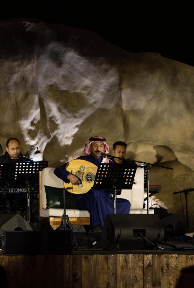 عبادي الجوهر يضيء ليل "ديزرت روك" في أمسية غنائية لا تُنسى