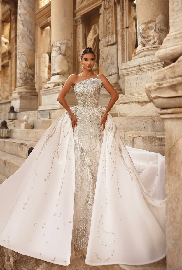 فستان زفاف مشبع بالترتر بتصميم أفرسكيرت من @yasmin.a.couture