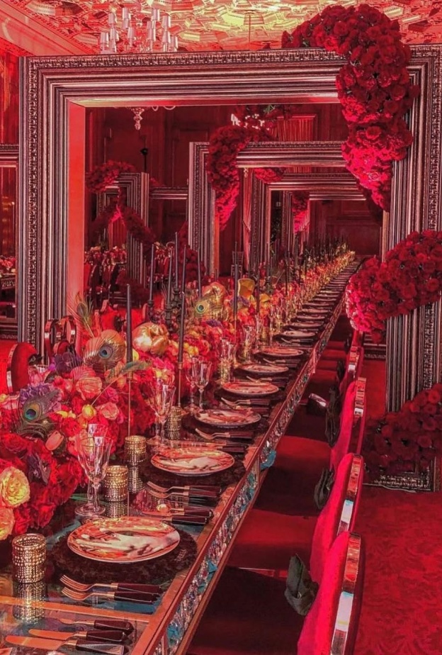 تفاصيل رائعة باللون الأحمر لزفاف عيد الحب