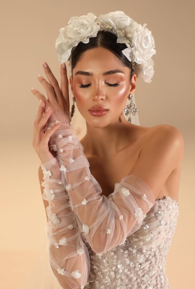 أكسسوار الورود في إطلالة زفاف من تصميم لميا أبي نادر