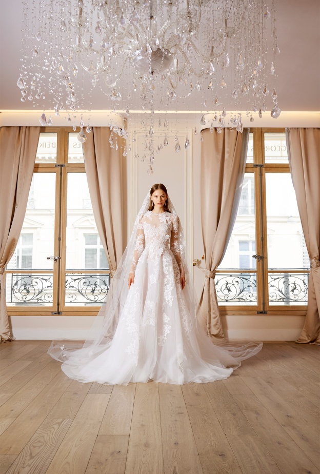 فستان زفاف بأكمام طويلة مطرزة من جورج حبيقة