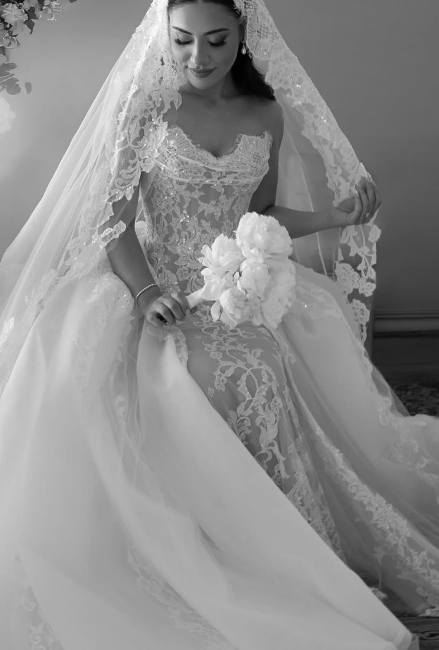 مزيج ساحر لحبيبات اللؤلؤ والدانتيل من تصميم ستيفين خليل