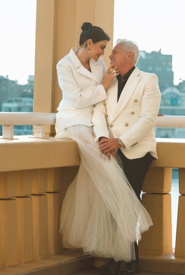 نظرات حب رومانسية بين اروى وزوجها