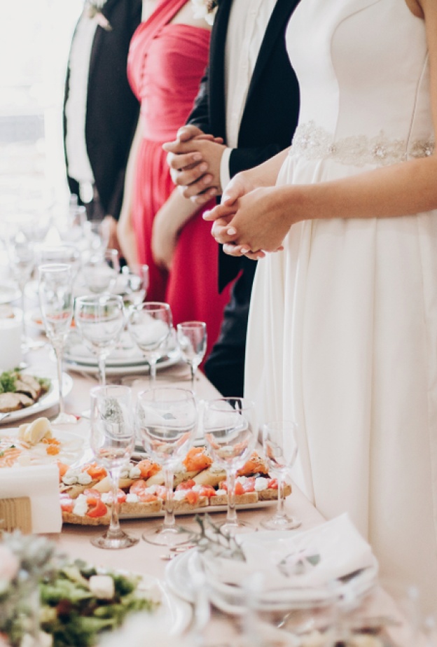 أنواع أطعمة شهية وسريعة ننصح بتقديمها لتكريم الضيوف في نهاية حفل الزفاف  