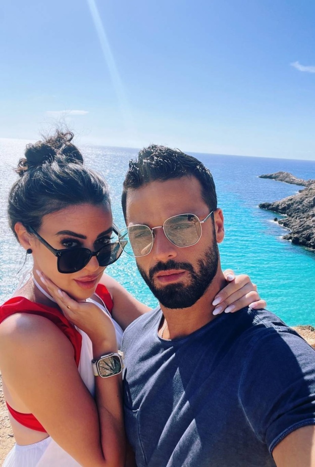 ميرنا نور الدين في رحلة بحرية مع زوجها بمناسبة ذكرى زواجها