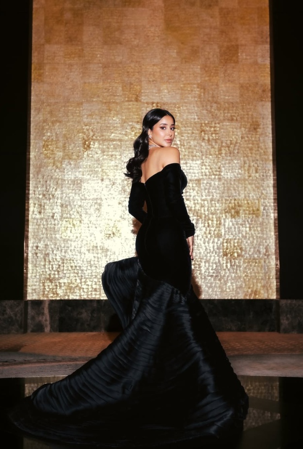 أناقة أسيل عمران باللون الأسود بتصاميم راقية ولافتة تزامنا مع ظهورها بمسلسل "لام شمسية"