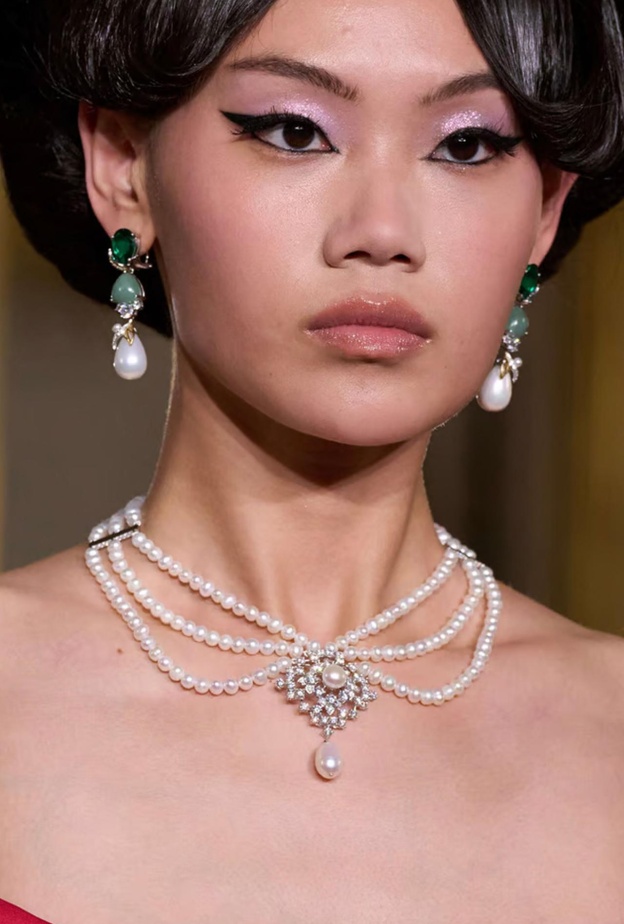 أقراط  Jade Pearl Berry Earrings من Anabela Chan