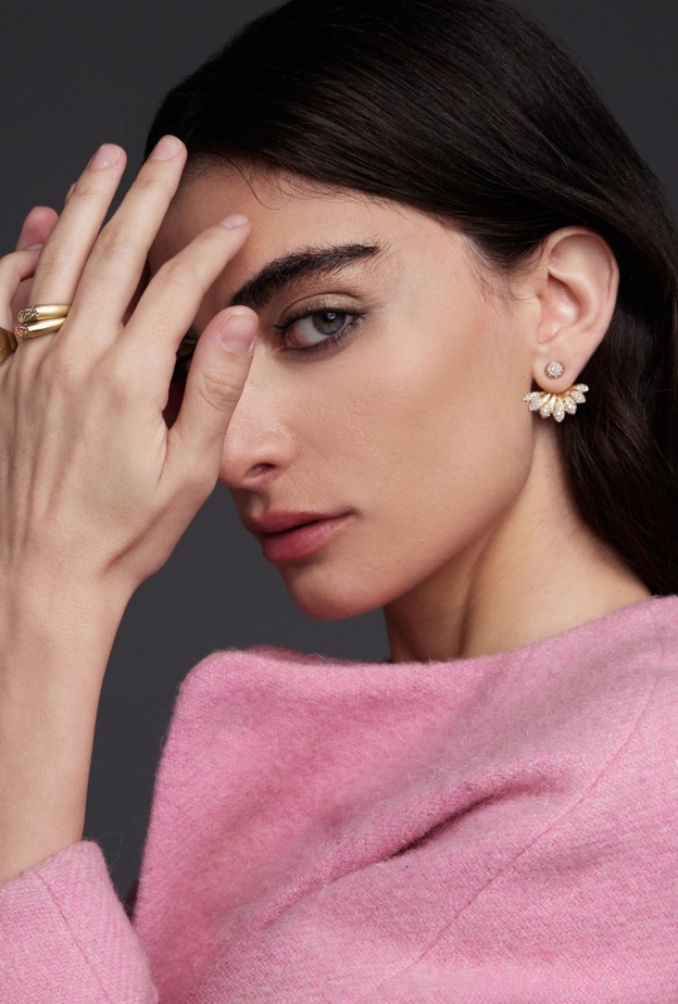 أقراط Lotus Courage من  Nada Ghazal