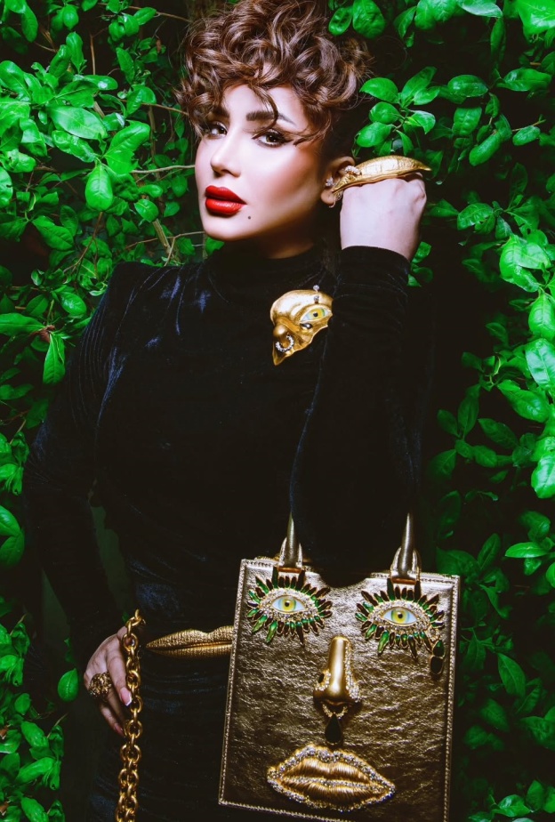 إعلاميات سعوديات خطفنّ الأنظار بمجوهراتهنّ اللافتة على الشاشة وخارجها