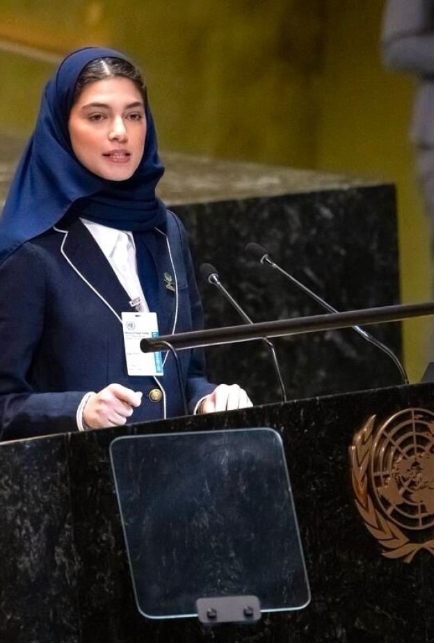الشابة السعودية جنى الريفي التي شاركت في افتتاح لجنة وضع المرأة بالأمم المتحدة