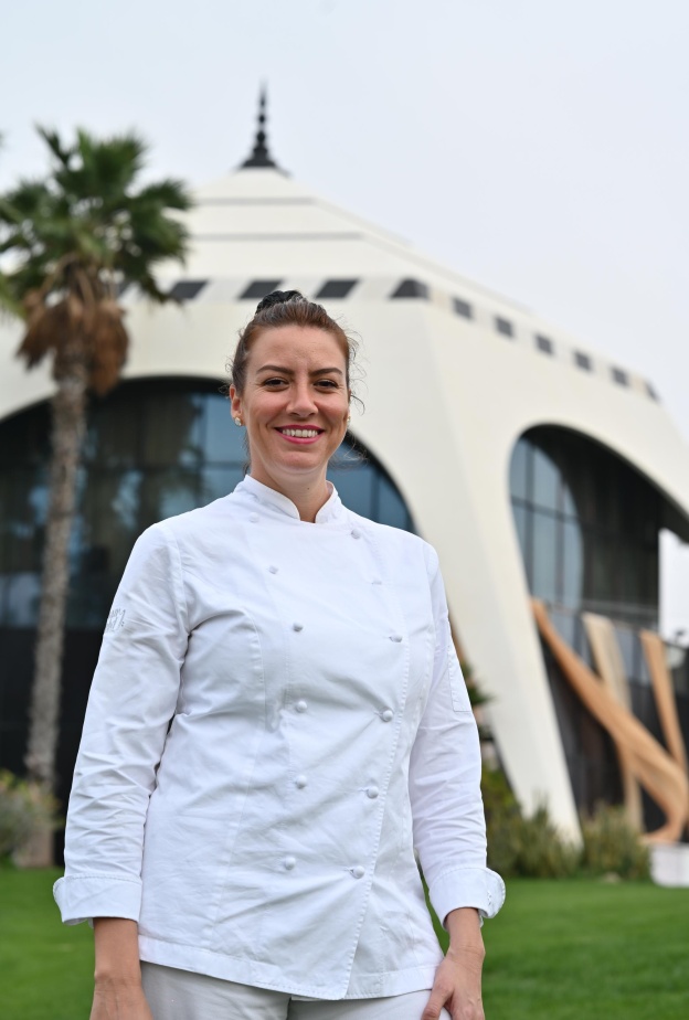 الشيف بيثاني كعدي بجانب المجلس الملكي في نادي الإمارات للجولف