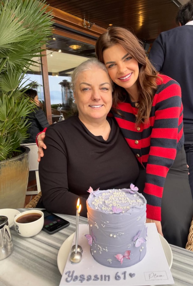 نجوم تركيا مع امهاتهم 