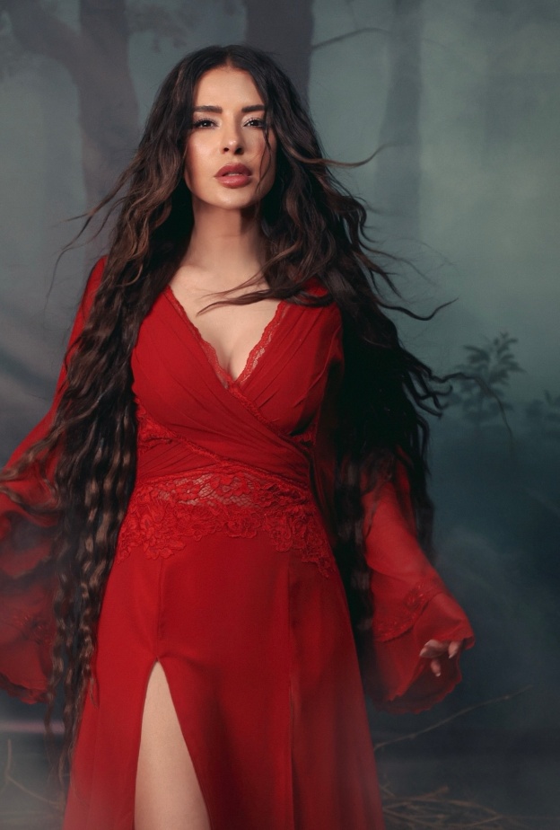 تصاميم مجوهرات ماغي بو غصن بطلة مسلسل "بالدم" تُلهم عشاق الموضة