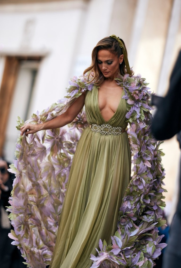 جينيفير لوبيز بفستان من مجموعة المصمم إيلي صعب ربيع صيف 2024