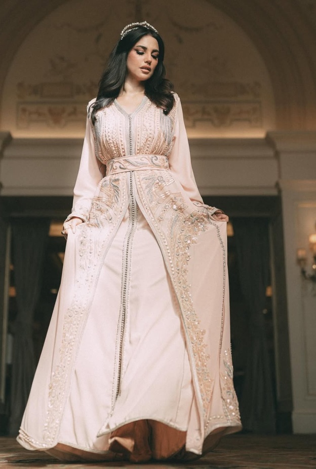 درة زروق بقفطان بطابع ملكي