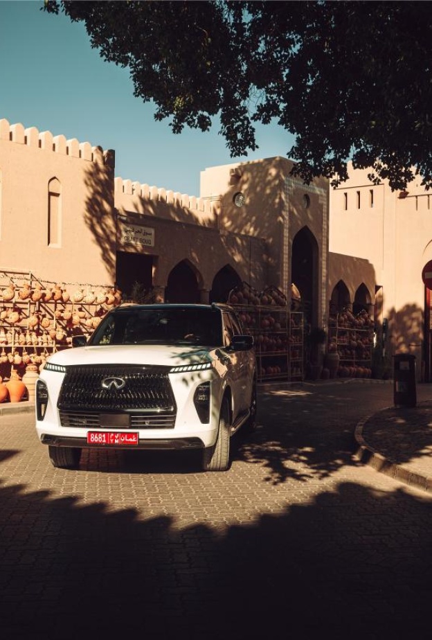 فخامة إنفينيتي QX80 الجديدة في رحلة استكشافية في الجبل الأخضر في عُمان