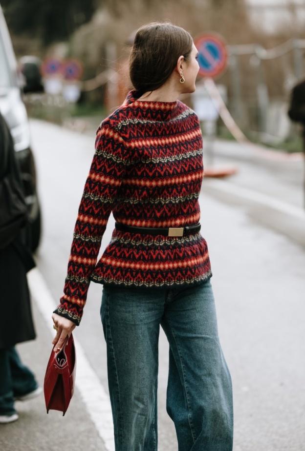 قميص بحزام على الخصر من أزياء الشارع خريف شتاء 2025